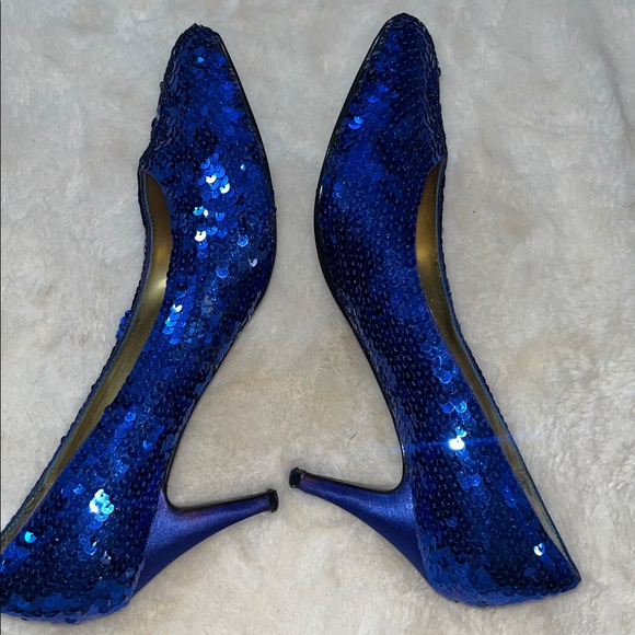 Vintage 1980s Notorious for Baker-Leeds Shimmering Blue Sequin Pumps 8 - Picture 14 of 15